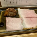 中華蕎麦 とみ田 - 塩のみで味付けした低温調理（左）と醤油のみで煮上げた煮豚（山岸流）
