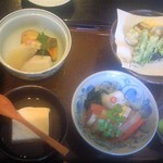 花菱 - 二の膳。定番の高野ごま豆腐（左下）や上品に味付けされた酢の物（右下）、天ぷらには肉や魚に見立てた高野豆腐や湯葉が（右上）