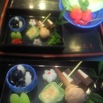 花菱 - 三の膳とデザート（上）。拡大図（下）。季節をあしらった見た目が美しい
