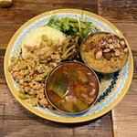 Higashishinjuku Sanrasa - あいがけ ¥1,400- (税込)
                        - 枝豆チキンキーマカレー
                        - 冷やしスパイシーラタトゥイユ
                        ナッツ香る鶏キーマ ¥300- (税込)