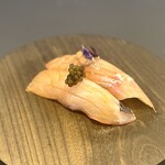 プレゼンテ スギ - [杉寿司] シマアジ N25キャビア 肝