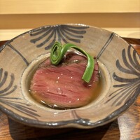 おにく 花柳 - 和牛ローストビーフ　すき焼き仕立て　卵　蓮根饅頭　こごみ　黒七味　この下に卵が、、