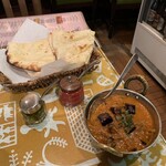 シュリアルナ - ガーリックベンガンマサラとガーリックナン