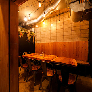 A comfortable space that feels like a hideout. Counter seats and private rooms available
