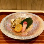 日本料理 かしづき - 河豚の身と皮の炭火焼き　椿に見立てた蕪の甘酢漬け　金柑