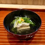 日本料理 かしづき - 虎河豚の真薯　酒蒸しした河豚の身　九条葱のお椀