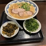 Hakata menbou aka noren - ねぎ、高菜｡スープこんなに赤かったっけ？