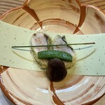 御料理 竹寳 - 鰆の天ぷら中央を生仕立て梅塩をトッピング、椎茸とスナップエンドウ油焼き