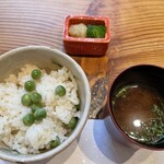 御料理 竹寳 - えんどう豆ご飯、魚のアラの赤出しと香の物（白菜と浅漬け蛇腹切りきゅうり）