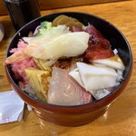 Uo So U Kushigata Bunten - 海鮮丼