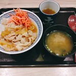 吉野家 - 豚丼アタマの大盛り(ご飯少なめ)+味噌汁