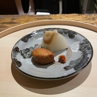 温石 - 静岡名物のおでんをイメージした聖護院大根とさつま揚げに自家製柚子胡椒