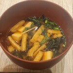 くれたけインプレミアム - みそ汁（具は豆腐、わかめ、えのき茸、油揚げ、ねぎ）