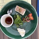 IL PLANETARIO - 滝川産、鴨肉の田舎風テリーヌ／サンタルチア風、やわらかいタコのマリネ／ゴルゴンゾーラのムース／自家製コンソメスープ（時計回り）