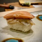 玉寿司 - 料理写真:卵巣に貝ひも　お寿司で頂くのは初めて！食感と旨みの共演　なぜ今まで食べてこなかったのか！！