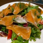 ビストロ グロワール - スモークサーモンのサラダ