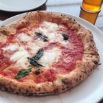 デカンターレ・ロッソ - 本日の窯焼きピザから定番”マルゲリータ”