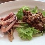 デカンターレ・ロッソ - 前菜2種盛り合わせ”山エノキとスルメイカのマリネ””牛スジ肉と大麦の煮込み”