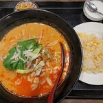 山東菜館 - 担々麵と半炒飯