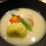 日本料理 太月 - 椀　白味噌仕立て　春子鯛、京人参、銀杏餅、うぐいす菜