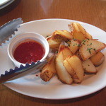 TERME - ポテトのフリット　ブラバソース（４８０円）芋は外がカリッ、中がほくほくで塩味も効いていて美味しい。トマトソースもピリ辛で美味しかった