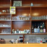 ○○킷친 곧친 - 카운터에서 계란말이와 돼지국밥을 제공합니다.