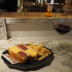 GALLO Diner - 牛ヘレカツたまごサンド ＆ グラス赤ワイン（アタラヤ）