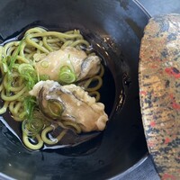 いかだ荘 山上 - ◉牡蠣天ぷらと茶蕎麦
                      　☘️天ぷらが乗っかってるのが良かったです❗️