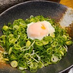 Derikaserori - 汁無し担々麺【1辛】(税込700円)+温玉(税込50円)
                        大量の刻み青葱が掛けられており、そこへ別注の温玉を自分で載せます
                        肉味噌は旨みがあり、辛さは1辛でもそれなりに辛い