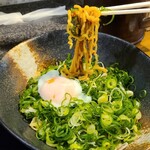 デリカセロリ - 汁無し担々麺【1辛】(税込700円)+温玉(税込50円)
            肉味噌は旨みがあり、辛さは1辛でもそれなりに辛い
            適度にハリのある縮れた中太麺で肉味噌が良く絡みます
            食べる時は20回近く混ぜてから頂きます