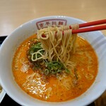 御在所サービスエリア（下り線） 吉平らーめん - 麺はしなやかさがあり
            噛んでいると小気味よい食感でいい感じだった
            
            ミンチは粗挽きでゴロゴロっとしていて
            食感もよく美味しい
            
            チャーハンの味わいよりは
            人工甘味料❔の違和感は少ない感じ