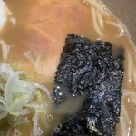 麺屋吉左右 - 海苔と沈んでるチャーシュー