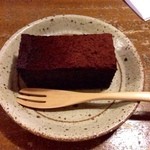 結構人 ミルクホール - ガトーショコラ（600円）。コーヒーなどドリンクと一緒に注文すると400円。見かけ以上に身が詰まった食べごたえのある一品。甘くない大人のガトーショコラです。