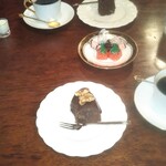 シティーライト - ノアール(右)   ノアケーキ(左)。