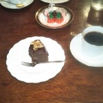 シティーライト - ノアール(右)   ノアケーキ(左)。