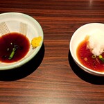 Sutekihausu Chinya - 左がステーキソース（酢醤油と和からし）右がハンバーグソース（ポン酢と大根おろし）