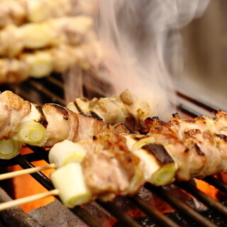 Cheers with exquisite charcoal-grilled yakitori and seasonal fresh fish sashimi ◆ takeaway available