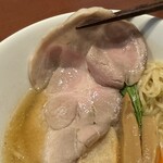 酒肴場 屯 - カタロースのレアチャーシューはしっかりした厚みで食べ応え充分