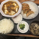 大衆食堂 てんぐ大ホール - 麻婆豆腐と焼き餃子定食