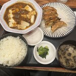 大衆食堂 てんぐ大ホール - 麻婆豆腐と焼き餃子定食