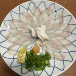 ふぐ政 - 美しく薄切りにされたてっさ♥️透明感が素晴らしい。