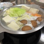 ふぐ政 - お野菜もたっぷり。白菜、お豆腐、人参、椎茸。食べきれないよ〜！