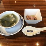 横浜中華街 重慶飯店 - 副菜・ワカメと大豆のスープ