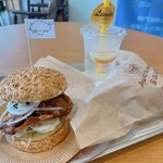 Awaji Shima Baga Awaji Shima Onion Kicchin - チャーカツバーガー 880円(左)、オニオンビーフバーガー 850円(右)、ドリンク600円