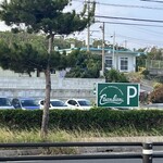 ハワイアンパンケーキハウス パニラニ - 駐車場️は58号線を挟んだお店の向かいにあります。