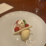 リストランテ カーサ瀬戸内 - 苺ムース　キルシュ風味のアイス