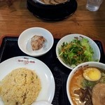 味千ラーメン - ハーフセット 向こう側はチャーシュー麺