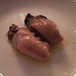 BEBE - 牡蠣のスモーク。ぷっくりとした食感と凝縮された旨みはそのままに、軽くスモークされていて旨すぎて悶絶！