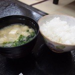 山の宿 新明館 - お味噌汁とご飯。
            