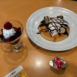 Gasuto - 左、国産いちごとミルクカカオゼリー350円  右、チョコバナナとマスカルポーネのパンケーキ650円